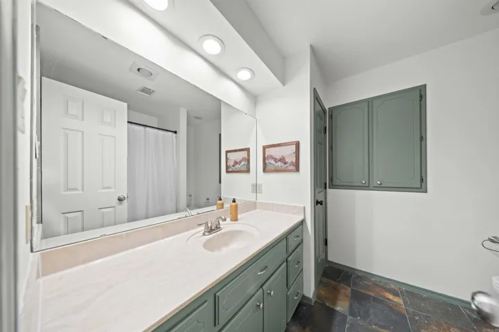 Property at 10  Kensington - Image 32