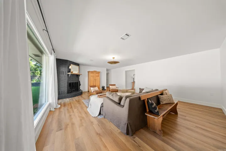 Property at 10  Kensington - Image 9