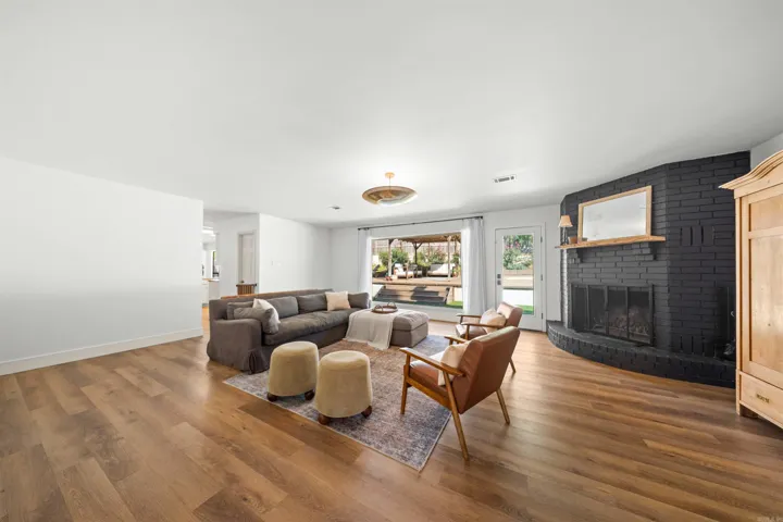 Property at 10  Kensington - Image 6