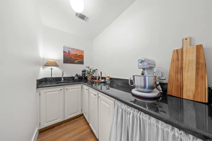 Property at 10  Kensington - Image 11