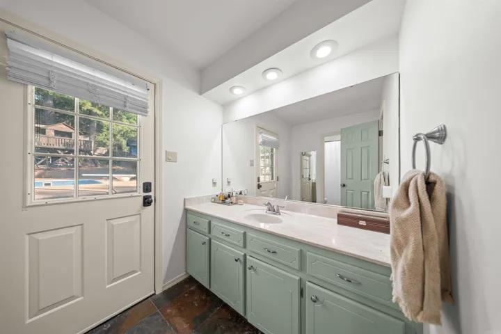 Property at 10  Kensington - Image 38