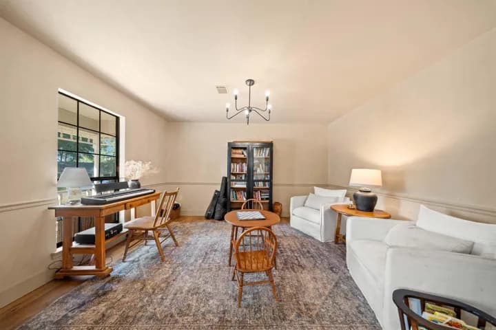 Property at 10  Kensington - Image 4