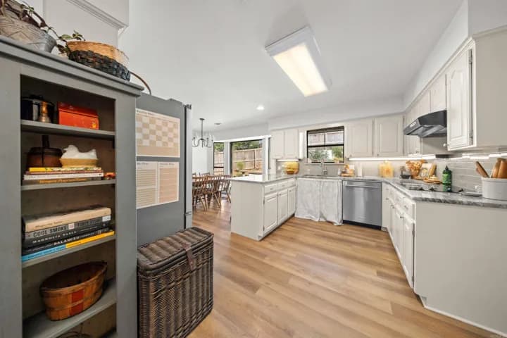 Property at 10  Kensington - Image 12