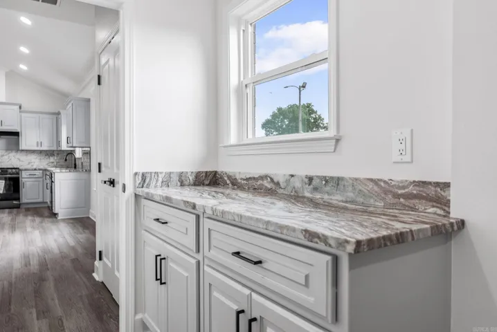 Property at 1400 E Washington - Image 13