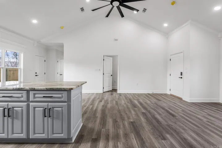 Property at 1400 E Washington - Image 10