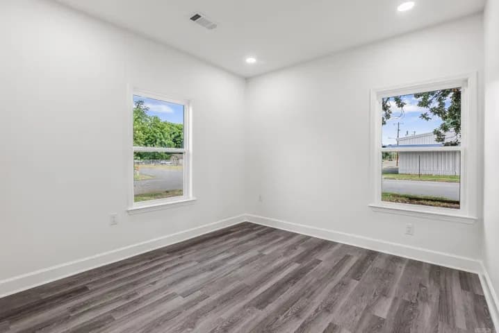 Property at 1400 E Washington - Image 14