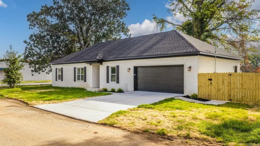 Property at 1400 E Washington - Image 2