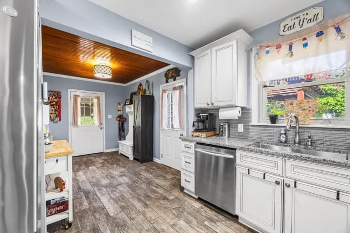 Property at 1325  Skyline drive - Image 11